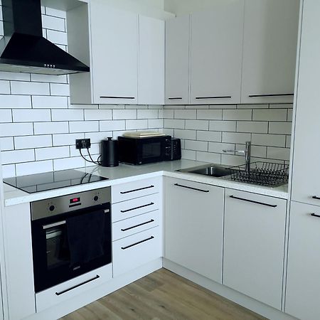 Stunning Modern Apartment Sleeps 4 - 6 Min Walk From Golden Beaches-Free Parking Борнмут Экстерьер фото