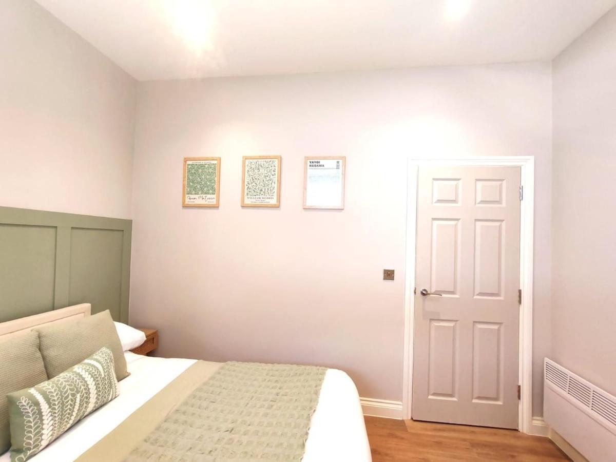 Stunning Modern Apartment Sleeps 4 - 6 Min Walk From Golden Beaches-Free Parking Борнмут Экстерьер фото